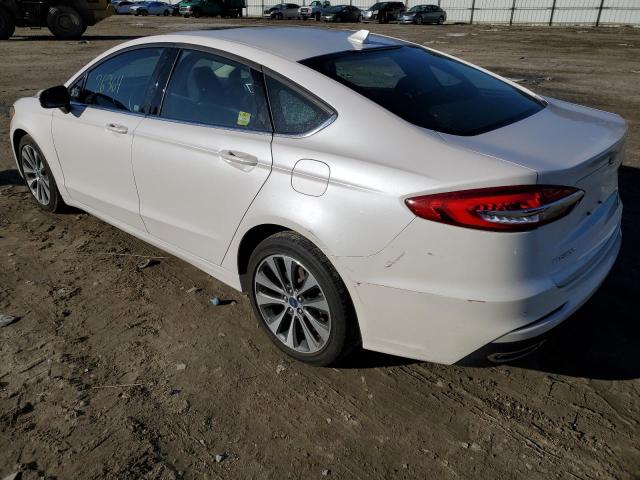 3FA6P0T92LR121302 - 2020 FORD FUSION SE WHITE photo 2