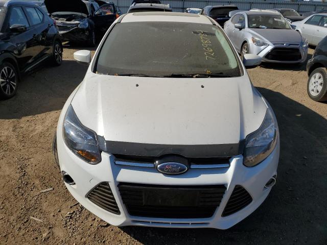 1FAHP3N29CL287180 - 2012 FORD FOCUS TITANIUM WHITE photo 5