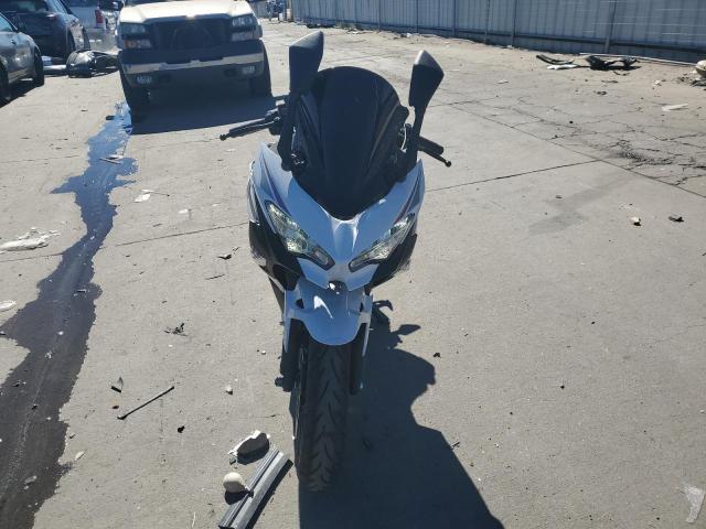 JKAEXKG10PDAM1045 - 2023 KAWASAKI EX400 WHITE photo 2