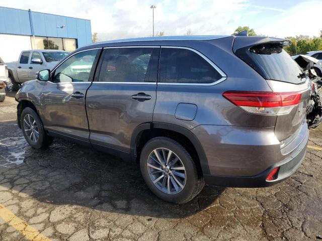 5TDKZRFH7KS560422 - 2019 TOYOTA HIGHLANDER SE GRAY photo 2