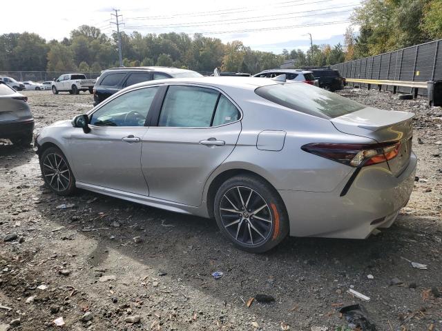 4T1G11AK0MU443602 - 2021 TOYOTA CAMRY SE SILVER photo 2