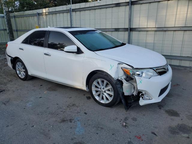 4T1BK1FKXEU540047 - 2014 TOYOTA CAMRY SE WHITE photo 4