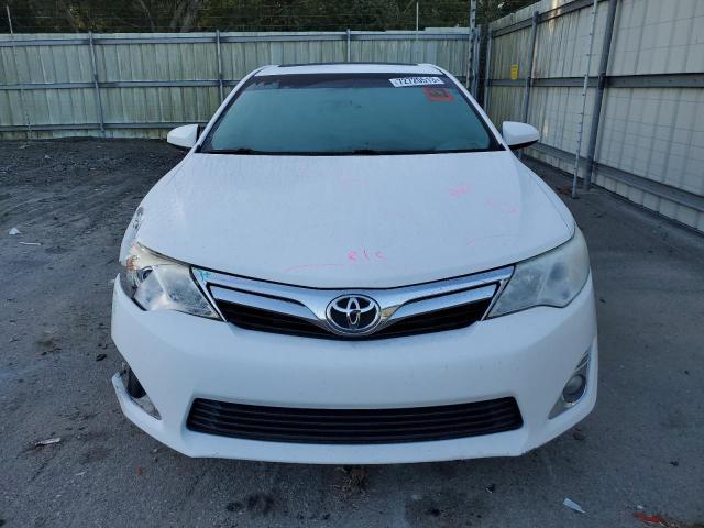 4T1BK1FKXEU540047 - 2014 TOYOTA CAMRY SE WHITE photo 5