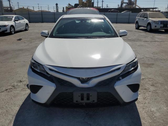 4T1B11HK7JU563991 - 2018 TOYOTA CAMRY L WHITE photo 5