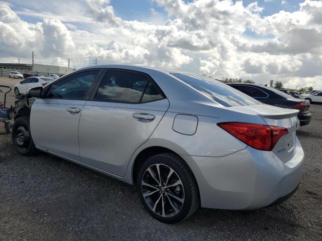 5YFBURHEXHP580439 - 2017 TOYOTA COROLLA L SILVER photo 2