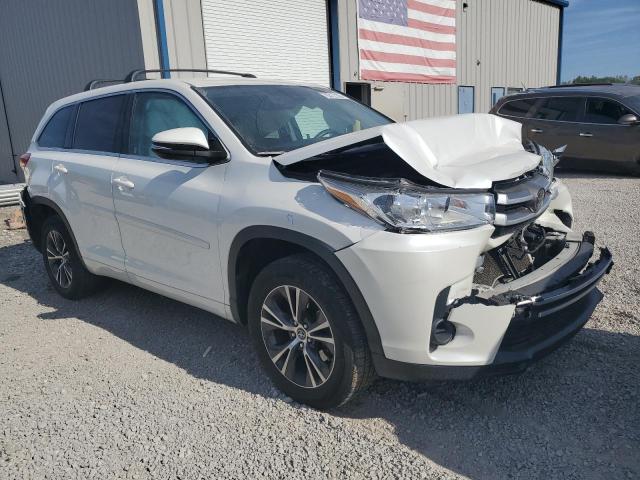 5TDZARFH6JS039566 - 2018 TOYOTA HIGHLANDER LE WHITE photo 4