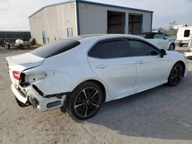 4T1B61HK3JU125647 - 2018 TOYOTA CAMRY XSE WHITE photo 3