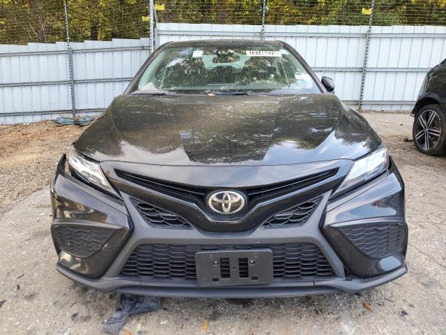 4T1G11AK0MU581446 - 2021 TOYOTA CAMRY SE BLACK photo 5