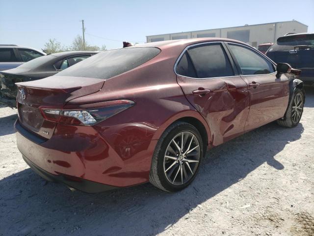4T1F11AK7NU070507 - 2022 TOYOTA CAMRY XLE RED photo 3