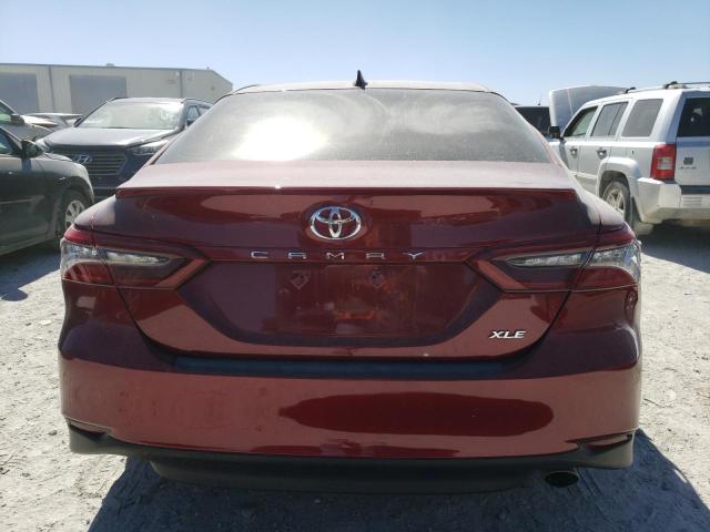 4T1F11AK7NU070507 - 2022 TOYOTA CAMRY XLE RED photo 6