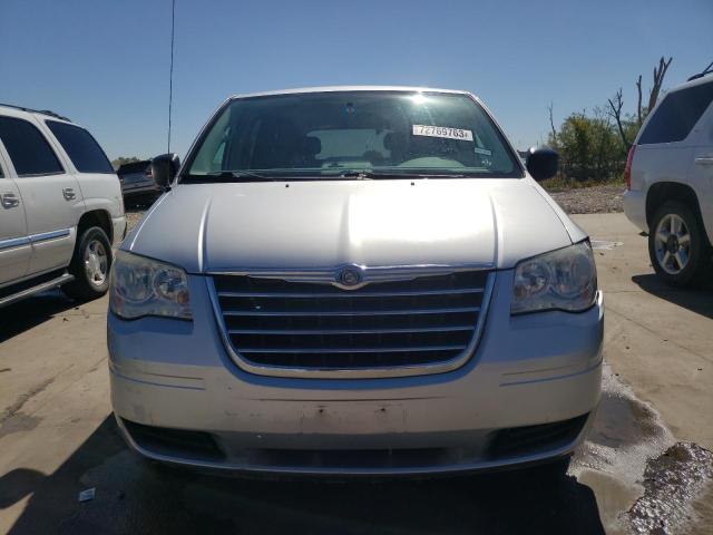 2A4RR4DE6AR109803 - 2010 CHRYSLER TOWN & COU LX SILVER photo 5