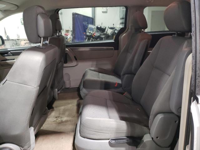 2V4RW4DG0BR621709 - 2011 VOLKSWAGEN ROUTAN S SILVER photo 11