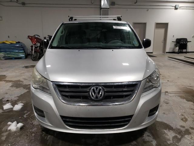 2V4RW4DG0BR621709 - 2011 VOLKSWAGEN ROUTAN S SILVER photo 5