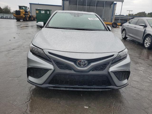 4T1S11AKXRU850800 - 2024 TOYOTA CAMRY SE NIGHT SHADE SILVER photo 5