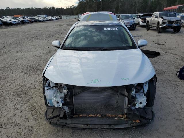 4T1F11AK0LU306458 - 2020 TOYOTA CAMRY XLE WHITE photo 5