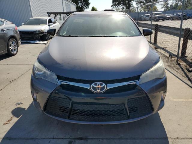 4T1BF1FK9HU321752 - 2017 TOYOTA CAMRY LE GRAY photo 5