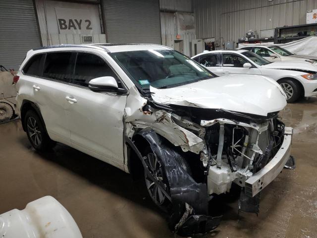 5TDJZRFH9JS531076 - 2018 TOYOTA HIGHLANDER SE WHITE photo 4