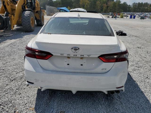 4T1G11AK4RU858588 - 2024 TOYOTA CAMRY SE NIGHT SHADE WHITE photo 6