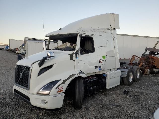 4V4WC9EH0PN308940 - 2023 VOLVO VNR WHITE photo 2