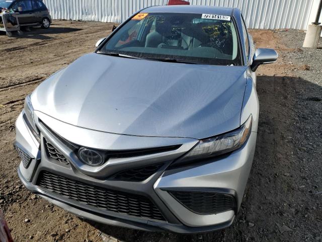 4T1G11AK7PU799467 - 2023 TOYOTA CAMRY SE NIGHT SHADE SILVER photo 5