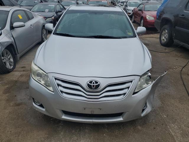 4T1BK3EK5AU110482 - 2010 TOYOTA CAMRY SE SILVER photo 5