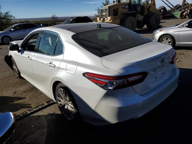 4T1F11AKXLU340147 - 2020 TOYOTA CAMRY XLE WHITE photo 2