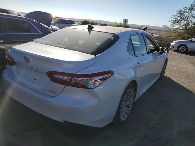 4T1F11AKXLU340147 - 2020 TOYOTA CAMRY XLE WHITE photo 3