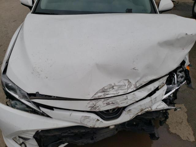 4T1B11HK2JU090890 - 2018 TOYOTA CAMRY L WHITE photo 11