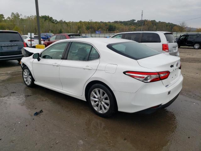 4T1B11HK2JU090890 - 2018 TOYOTA CAMRY L WHITE photo 2