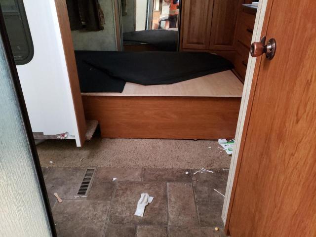 4YDF34520BR731025 - 2011 KEYSTONE MONTANA 白色 照片 5