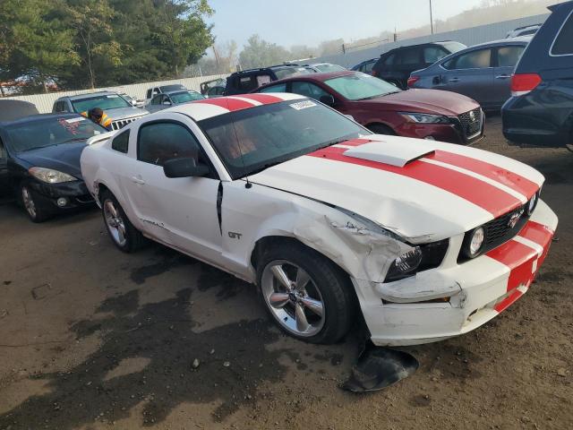 1ZVFT82H075249072 - 2007 FORD MUSTANG GT WHITE photo 4
