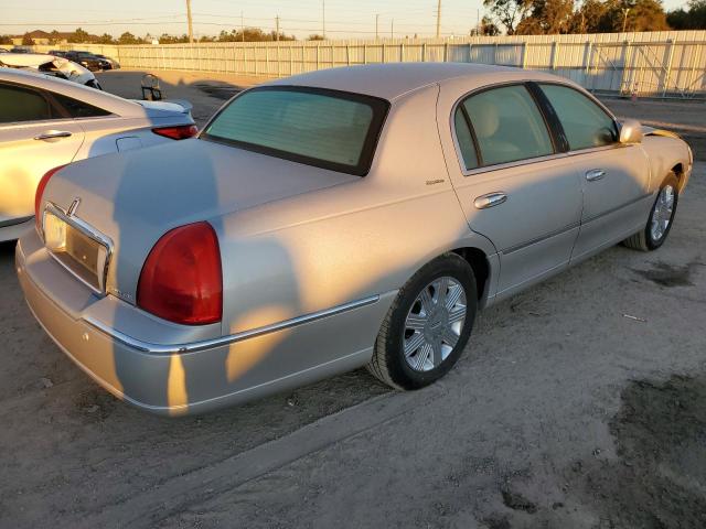 1LNHM81W84Y680323 - 2004 LINCOLN TOWN CAR E SILVER photo 3