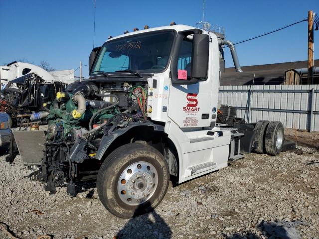 4V4NC9EH9JN993863 - 2018 VOLVO VN VNL WHITE photo 2