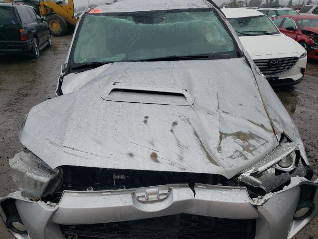 JTEBU5JR0L5744322 - 2020 TOYOTA 4RUNNER SR5/SR5 PREMIUM 银色 照片 12