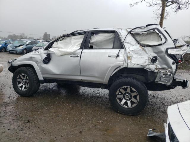 JTEBU5JR0L5744322 - 2020 TOYOTA 4RUNNER SR5/SR5 PREMIUM 银色 照片 2