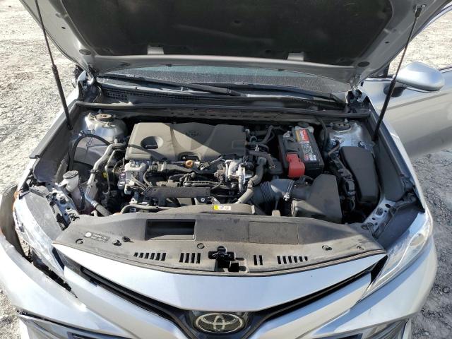 4T1F11AK7LU983796 - 2020 TOYOTA CAMRY XLE SILVER photo 11