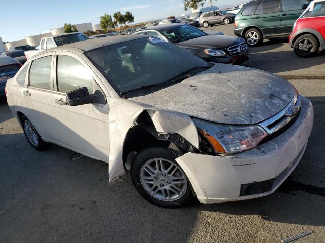 1FAHP3FN0AW224991 - 2010 FORD FOCUS SE WHITE photo 4