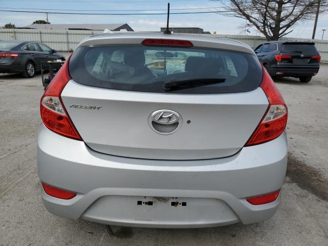 KMHCT5AE5HU305392 - 2017 HYUNDAI ACCENT SE SILVER photo 6