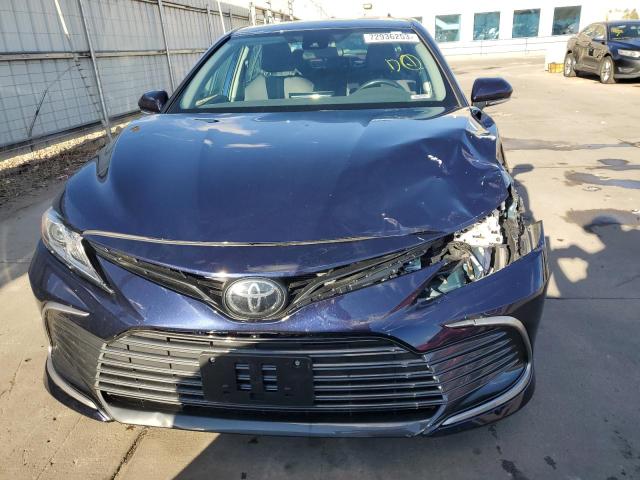 4T1C11BK2MU036071 - 2021 TOYOTA CAMRY LE BLUE photo 5