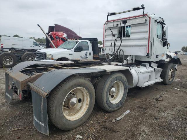 1XPCD40X4GD323202 - 2016 PETERBILT 567 WHITE photo 4