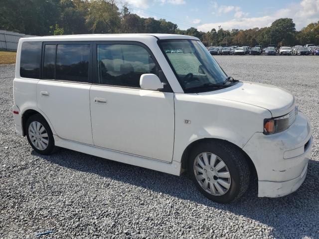 JTLKT324354029112 - 2005 TOYOTA SCION XB WHITE photo 4