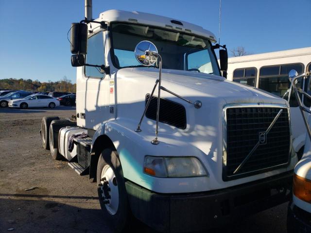 4V4MC9DG5CN556725 - 2012 VOLVO VN VNM WHITE photo 1