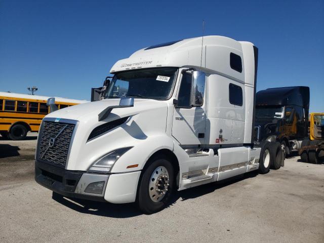 4V4NC9EH6LN221159 - 2020 VOLVO VN VNL WHITE photo 2