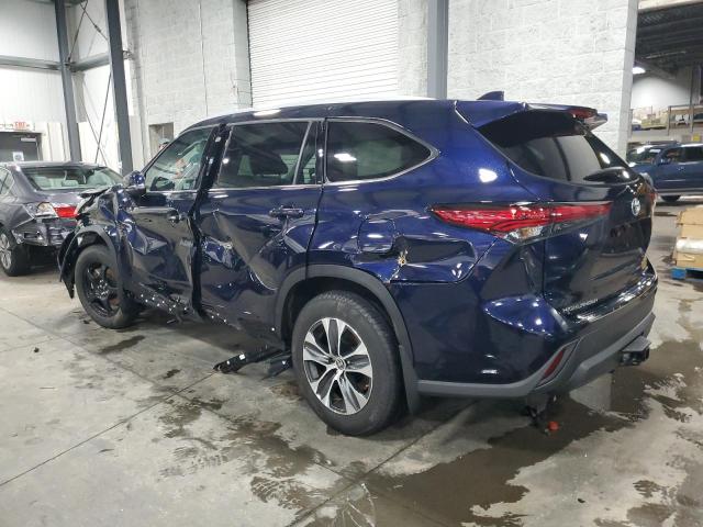 5TDGZRBH6NS595095 - 2022 TOYOTA HIGHLANDER XLE BLUE photo 2