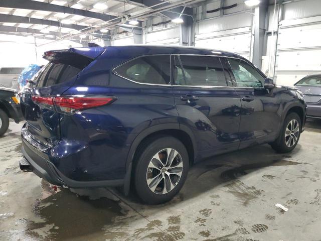 5TDGZRBH6NS595095 - 2022 TOYOTA HIGHLANDER XLE BLUE photo 3