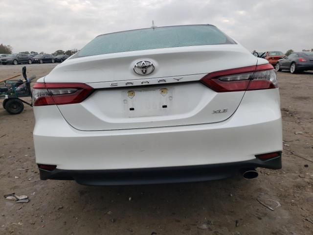 4T1F11AK0NU025067 - 2022 TOYOTA CAMRY XLE WHITE photo 6