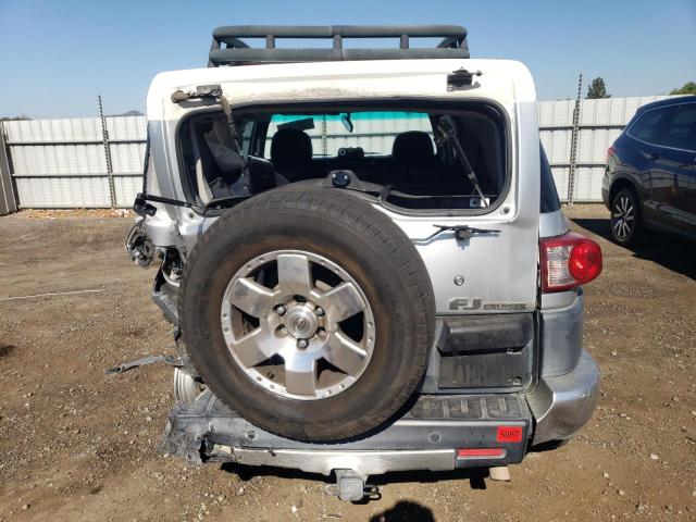 JTEBU11F570061422 - 2007 TOYOTA FJ CRUISER SILVER photo 6