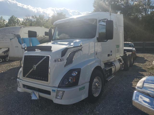 4V4NC9EH3FN185242 - 2015 VOLVO VN VNL WHITE photo 2