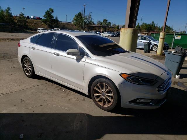 3FA6P0HD1HR268425 - 2017 FORD FUSION SE WHITE photo 4