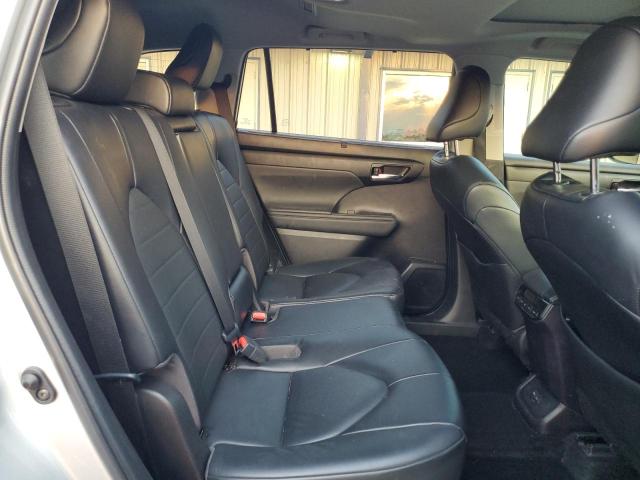 5TDGZRAH0NS560294 - 2022 TOYOTA HIGHLANDER XLE 银色 照片 11
